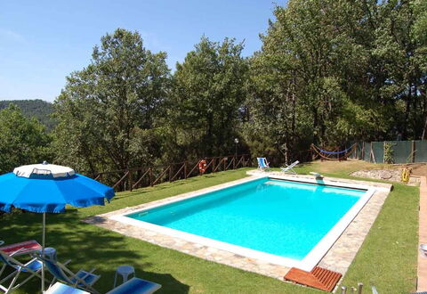 Le Piane: Planta, Propiedad, Edificio, Agua, Azur, Azul, Piscina, Cielo, Sombra, Árbol