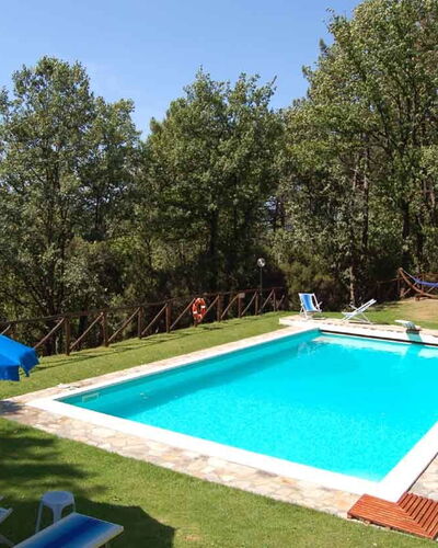 Le Piane: Planta, Propiedad, Edificio, Agua, Azur, Azul, Piscina, Cielo, Sombra, Árbol
