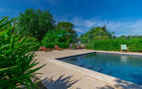 Sunrise Hill Holiday Home: Agua, Cielo, Planta, Nube, Árbol, Piscina, Hierba, Arecales, Sombra, Paisaje Natural