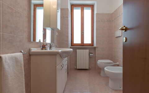 Sunrise Hill Holiday Home: Marrón, Espejo, Arreglo De Tubería, Lavabo, Grifo, Lavabo Del Baño, Edificio, Baño, Madera