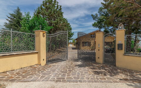 Sunrise Hill Holiday Home: Cielo, Nube, Planta, Superficie De La Carretera, Árbol, Sombra, Madera, Hierba, Paisaje, Ladrillo