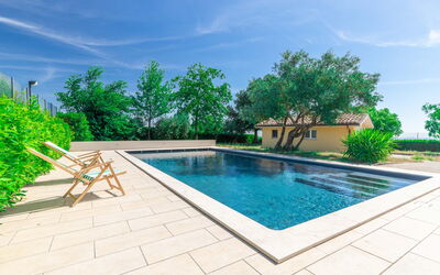 Sunrise Hill Holiday Home: Agua, Planta, Nube, Cielo, Propiedad, Piscina, Verde, Azur, Árbol, Rectángulo