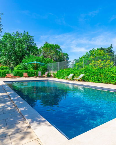 Sunrise Hill Holiday Home: Agua, Planta, Cielo, Propiedad, Piscina, Azur, Árbol, Nube, Condominio, Ocio