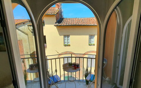 Sui Tetti Di Lucca: Edificio, Propiedad, Ventana, Azul, Puerta, Encendiendo, Casa, Diseño De Interiores, Cielo