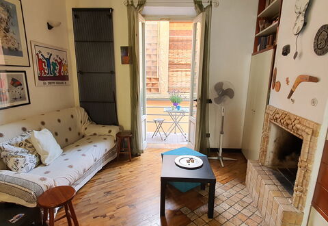 Lucida: Mesa, Mueble, Marco, Propiedad, Madera, Azur, Silla, Diseño De Interiores, Suelo, Comodidad