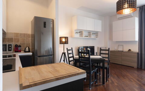 Novoli Suite Apartment: Mueble, Mesa, Gabinetes, Madera, Cocina, Piso, Diseño De Interiores, Cajón, Suelo, Silla