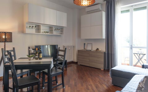 Novoli Suite Apartment: Mesa, Mueble, Gabinetes, Propiedad, Ventana, Marco, Madera, Silla, Sala, Encendiendo