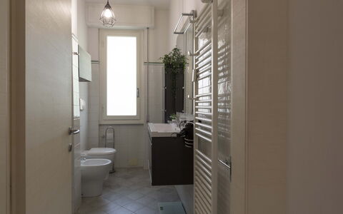 Novoli Suite Apartment: Propiedad, Edificio, Arreglo De Tubería, Ventana, Baño, Arquitectura, Asiento Del Baño, Planta De Casa, Pared