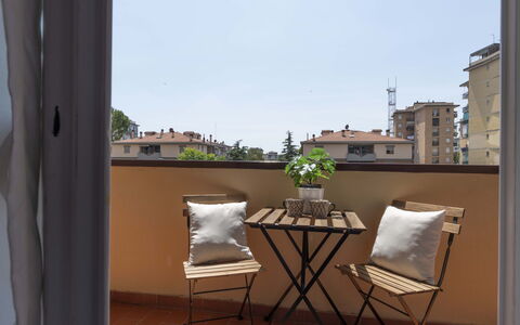 Novoli Suite Apartment: Planta, Propiedad, Mueble, Maceta, Edificio, Planta De Casa, Mesa, Madera, Cielo, Ventana