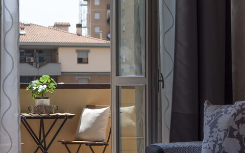 Novoli Suite Apartment: Mueble, Propiedad, Edificio, Ventana, Planta, Sombra, Madera, Maceta, Comodidad