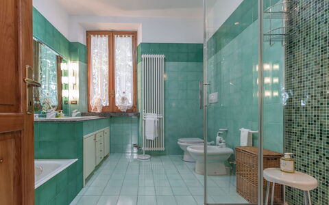 Villa Rosso Corbezzolo: Propiedad, Lavabo, Arreglo De Tubería, Azur, Edificio, Espejo, Gabinetes, Baño, Púrpura, Diseño De Interiores