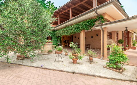 Villa Rosso Corbezzolo: Planta, Edificio, Cielo, Casa, Vegetación, El Terreno Del Lote, Cabaña, Árbol, Ventana, Diseño Urbano