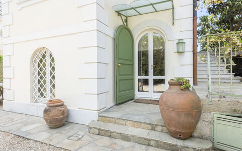 La Villetta: Edificio, Propiedad, Ventana, Planta, Barril, Maceta, Enladrillado, Puerta, Ladrillo, Madera