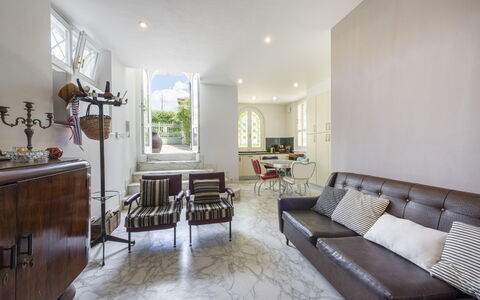 La Villetta: Mueble, Sofá, Mesa, Gabinetes, Diseño De Interiores, Silla, Madera, Planta De Casa, Sala, Suelo