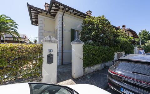 La Villetta: Cielo, Coche, Planta, Vehículo, Edificio, Vehículo De Motor