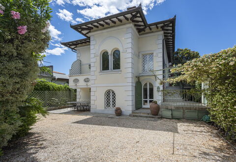 La Villetta: Nube, Cielo, Edificio, Planta, Ventana, Azur, Puerta, Barrio, Barrio Residencial, Casa