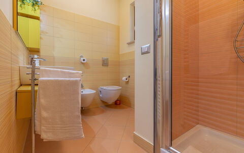 Casamare: Marrón, Edificio, Propiedad, Arreglo De Tubería, Baño, Lavabo, Casa, Piso, Baño