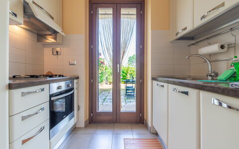 Casamare: Gabinetes, Mostrador, Fregadero, Edificio, Aparato De Cocina, Estufa De Cocina, Electrodoméstico, Cocina, Madera, Ventana