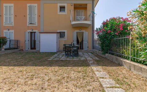 Casamare: Planta, Ventana, Propiedad, Edificio, Puerta, Casa, Superficie De La Carretera, El Terreno Del Lote, Barrio, Flor