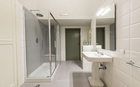 Villa San Gennaro: Espejo, Grifo, Lavabo, Lavabo Del Baño, Arreglo De Tubería, Edificio, Planta, Baño