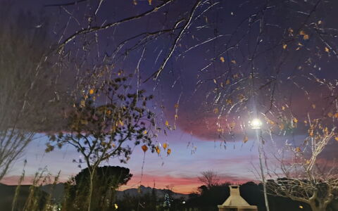 Residenza Thaulero: Cielo, Nube, Atmósfera, Mundo, Oscuridad, Luz De La Calle, Encendiendo, Rama, Planta, Árbol