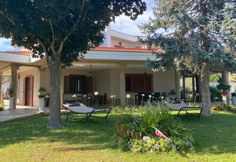 Residenza Thaulero: Planta, Edificio, Propiedad, Cielo, Árbol, Sombra, El Terreno Del Lote, Arquitectura, Ventana, Cabaña