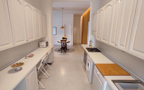 Tre Donne: Gabinetes, Mueble, Edificio, Mesa, Diseño De Interiores, Arquitectura, Cocina, Piso, Suelo