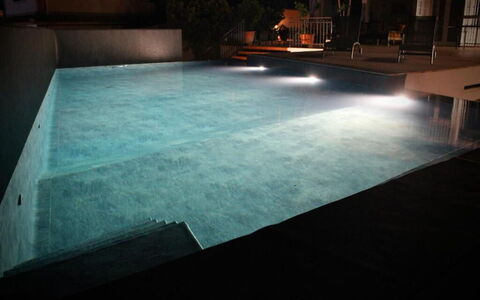 Tre Donne: Agua, Piscina, Rectángulo, Madera, Superficie De La Carretera, Piso, Material Compuesto, Tintes Y Sombras, Hierba, Edificio
