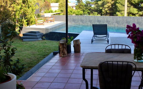 Tre Donne: Planta, Mueble, Mesa, Propiedad, Silla, Mueble Para Exteriores, Mesa Al Aire Libre, Árbol, Diseño De Interiores, Madera