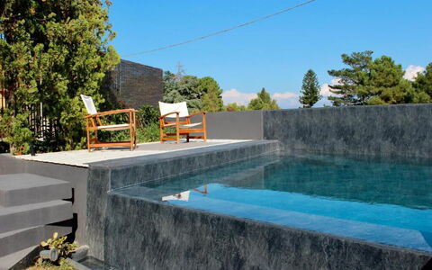 Tre Donne: Agua, Planta, Cielo, Propiedad, Piscina, Árbol, Edificio, Sombra, Hierba, Ocio