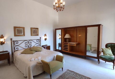 Tre Donne: Mueble, Propiedad, Edificio, Comodidad, Madera, Encendiendo, Diseño De Interiores, Marco, Casa, Arquitectura