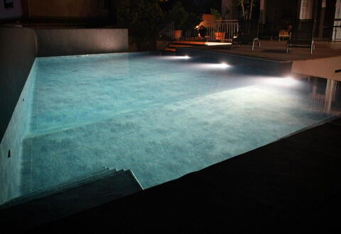 Tre Donne: Agua, Piscina, Rectángulo, Madera, Superficie De La Carretera, Piso, Material Compuesto, Tintes Y Sombras, Hierba, Edificio