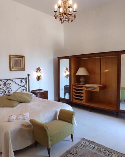 Tre Donne: Mueble, Propiedad, Edificio, Comodidad, Madera, Encendiendo, Diseño De Interiores, Marco, Casa, Arquitectura