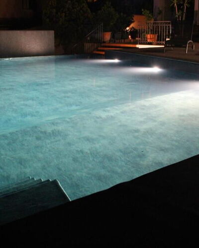 Tre Donne: Agua, Piscina, Rectángulo, Madera, Superficie De La Carretera, Piso, Material Compuesto, Tintes Y Sombras, Hierba, Edificio