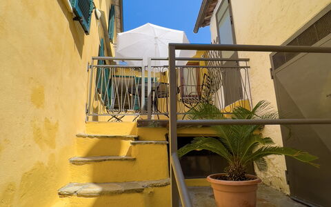 La Casetta Di Emma - Villa Faraldi: Planta, Propiedad, Cielo, Edificio, Azur, Escalera, Ventana, Sombra, Madera, Arquitectura