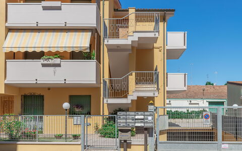 Fano Lighthouse: Edificio, Planta, Ventana, Cielo, Diseño Urbano, Casa, El Terreno Del Lote, Condominio, Madera, Barrio