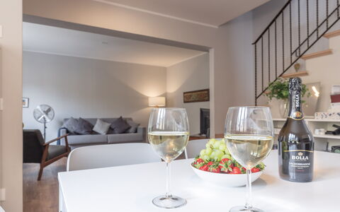 Casa Del Porto: Mueble, Mesa, Propiedad, Vajilla, Drinkware, Stemware, Diseño De Interiores, Copa De Vino, Barware, Vajilla