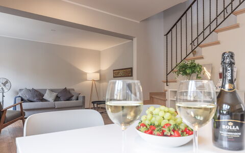 Casa Del Porto: Comida, Propiedad, Botella, Vajilla, Mesa, Diseño De Interiores, Ingrediente, Comodidad, Mostrador