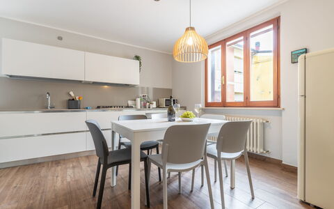 Casa Del Porto: Mueble, Mesa, Mostrador, Gabinetes, Silla, Madera, Cocina, Diseño De Interiores, Piso, Ventana