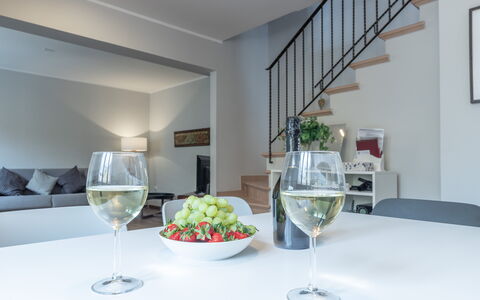 Casa Del Porto: Mesa, Vajilla, Mueble, Comida, Propiedad, Stemware, Drinkware, Vajilla, Copa De Vino, Textil