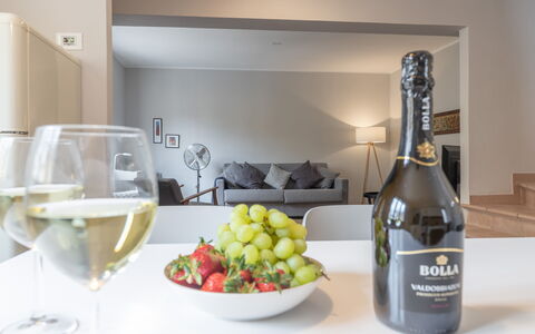 Casa Del Porto: Comida, Vajilla, Botella, Vajilla, Mostrador, Ingrediente, Bebida Alcohólica, Barware, Vino