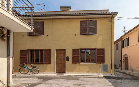 Casa Del Porto: Cielo, Bicicleta, Rueda, Propiedad, Ventana, Edificio, Puerta, Madera, Rueda De Bicicleta