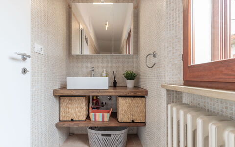 Casa Del Porto: Espejo, Arreglo De Tubería, Ventana, Grifo, Lavabo Del Baño, Lavabo, Baño, Madera, Edificio, Diseño De Interiores