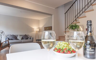 Casa Del Porto: Comida, Propiedad, Botella, Vajilla, Mesa, Diseño De Interiores, Ingrediente, Comodidad, Mostrador