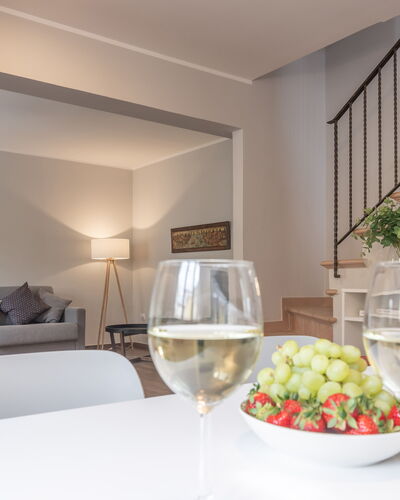 Casa Del Porto: Comida, Propiedad, Botella, Vajilla, Mesa, Diseño De Interiores, Ingrediente, Comodidad, Mostrador