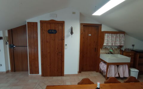 L'attico Di Castelfidardo: Propiedad, Gabinetes, Mesa, Edificio, Puerta, Madera, Encendiendo, Casa, Diseño De Interiores