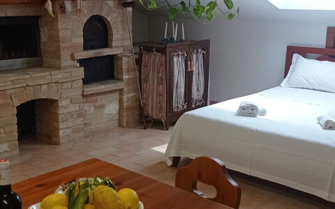 L'attico Di Castelfidardo: Mesa, Mueble, Comida, Propiedad, Madera, Comodidad, Vajilla, Diseño De Interiores, Botella, Suelo