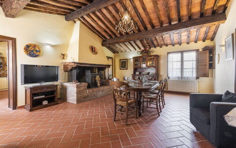 Villa Cevoli: Mueble, Marco, Propiedad, Mesa, Sofá, Madera, Ventana, Silla, Sala, Diseño De Interiores