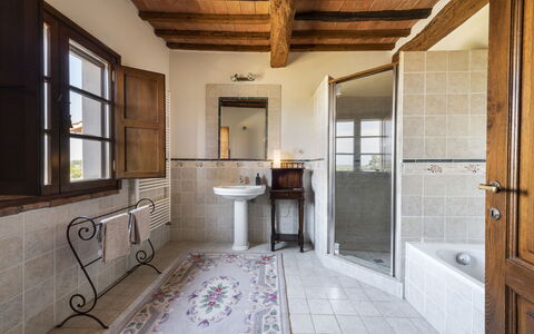 Villa Cevoli: Ventana, Edificio, Puerta, Arreglo De Tubería, Madera, Baño, Diseño De Interiores, Piso, Suelo