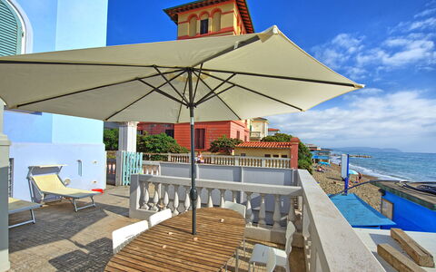 Casa Riva: Cielo, Edificio, Propiedad, Agua, Nube, Azul, Sombra, Azur, Ventana, Encendiendo